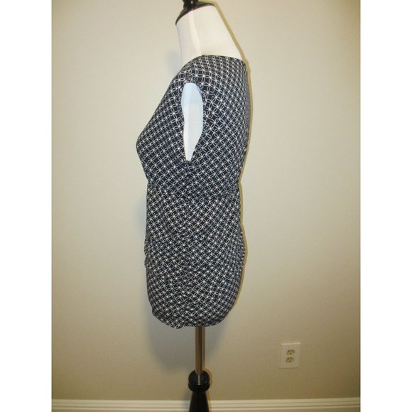 Motherhood Maternity Black & White Geometric Print Sleeveless Top With Ruched Si - Picture 3 of 6